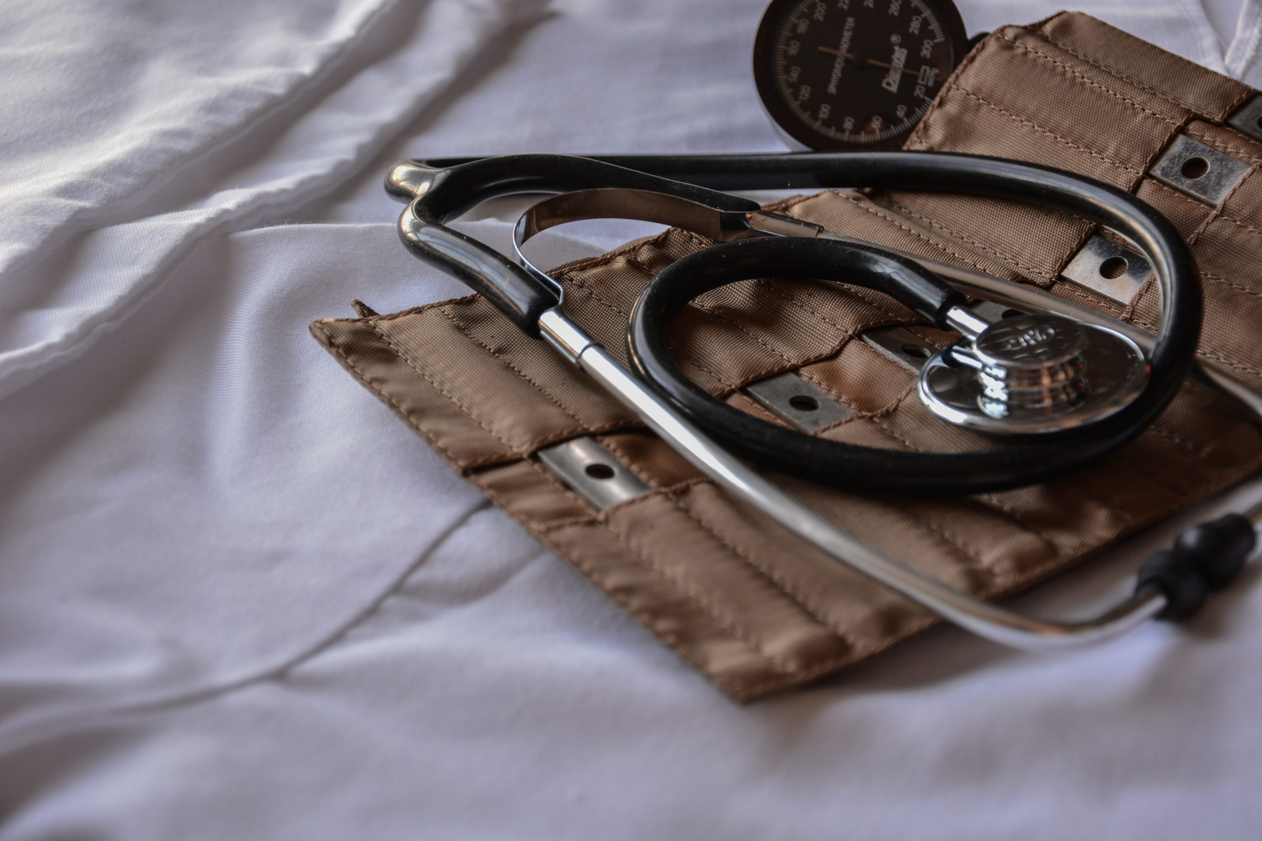 NFZ czy prywatna opieka medyczna — co wybrać?
