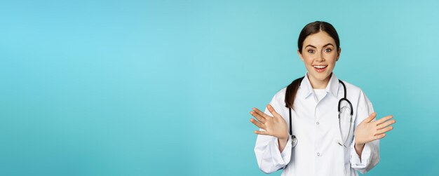 Jak wybrać odpowiednią odzież medyczną dla maksymalnego komfortu i funkcjonalności w pracy